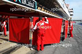 Ferrari put up red screens in the pits. 03.03.2013. Formula One Testing, Day Four, Barcelona, Spain.