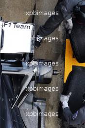 Sauber C32 practice pit stop. 28.02.2013. Formula One Testing, Day One, Barcelona, Spain.