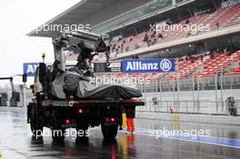 The Sauber C32 of Esteban Gutierrez (MEX) Sauber is recovered back to the pits on the back of a truck. 28.02.2013. Formula One Testing, Day One, Barcelona, Spain.