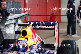 Mark Webber (AUS) Red Bull Racing RB9 rear wing about to be covered by a mechanic. 28.02.2013. Formula One Testing, Day One, Barcelona, Spain.