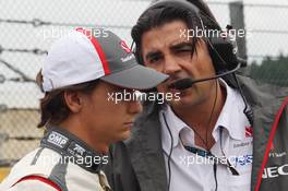 Esteban Gutierrez (MEX) Sauber with Francesco Nenci (ITA) Sauber Race Engineer on the grid. 25.08.2013. Formula 1 World Championship, Rd 11, Belgian Grand Prix, Spa Francorchamps, Belgium, Race Day.