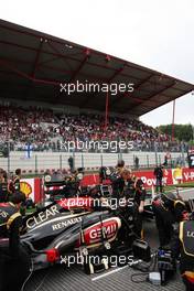 Kimi Raikkonen (FIN) Lotus F1 E21 on the grid as Greenpeace protest against race title sponsors Shell on the main grandstand. 25.08.2013. Formula 1 World Championship, Rd 11, Belgian Grand Prix, Spa Francorchamps, Belgium, Race Day.