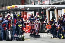 Red Bull Racing prepare for a pit stop. 25.08.2013. Formula 1 World Championship, Rd 11, Belgian Grand Prix, Spa Francorchamps, Belgium, Race Day.