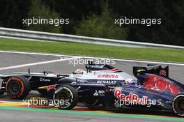 Pastor Maldonado (VEN) Williams FW35 and Daniel Ricciardo (AUS) Scuderia Toro Rosso STR8 battle for position. 25.08.2013. Formula 1 World Championship, Rd 11, Belgian Grand Prix, Spa Francorchamps, Belgium, Race Day.
