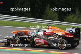 Paul di Resta (GBR) Sahara Force India VJM06 and Kimi Raikkonen (FIN) Lotus F1 E21 battle for position. 25.08.2013. Formula 1 World Championship, Rd 11, Belgian Grand Prix, Spa Francorchamps, Belgium, Race Day.