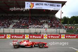 Fernando Alonso (ESP) Ferrari F138 passes a Greenpeace protest. 25.08.2013. Formula 1 World Championship, Rd 11, Belgian Grand Prix, Spa Francorchamps, Belgium, Race Day.