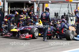 Sebastian Vettel (GER) Red Bull Racing RB9 makes a pit stop. 25.08.2013. Formula 1 World Championship, Rd 11, Belgian Grand Prix, Spa Francorchamps, Belgium, Race Day.