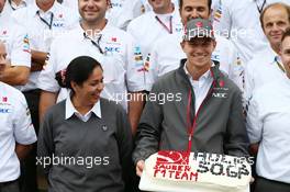 Nico Hulkenberg (GER) Sauber celebrates his 50th GP with Monisha Kaltenborn (AUT) Sauber Team Principal and the team. 24.08.2013. Formula 1 World Championship, Rd 11, Belgian Grand Prix, Spa Francorchamps, Belgium, Qualifying Day.