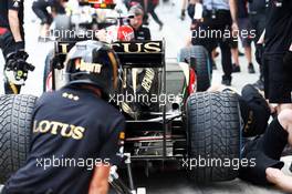 Kimi Raikkonen (FIN) Lotus F1 E21, team practice a pit stop. 19.04.2013. Formula 1 World Championship, Rd 4, Bahrain Grand Prix, Sakhir, Bahrain, Practice Day