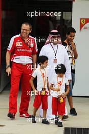 Muhammed Al Khalifa (BRN) Bahrain Circuit Chairman wi Stefano Domenicali (ITA) Ferrari General Director and family. 19.04.2013. Formula 1 World Championship, Rd 4, Bahrain Grand Prix, Sakhir, Bahrain, Practice Day