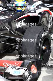 Esteban Gutierrez (MEX) Sauber C32 with a punctured front wheel. 19.04.2013. Formula 1 World Championship, Rd 4, Bahrain Grand Prix, Sakhir, Bahrain, Practice Day