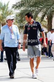 Mark Webber (AUS) Red Bull Racing with Nick Mason (GBR) Pink Floyd Drummer. 19.04.2013. Formula 1 World Championship, Rd 4, Bahrain Grand Prix, Sakhir, Bahrain, Practice Day