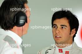 Sergio Perez (MEX) McLaren with Sam Michael (AUS) McLaren Sporting Director. 19.04.2013. Formula 1 World Championship, Rd 4, Bahrain Grand Prix, Sakhir, Bahrain, Practice Day