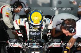 Esteban Gutierrez (MEX) Sauber C32. 19.04.2013. Formula 1 World Championship, Rd 4, Bahrain Grand Prix, Sakhir, Bahrain, Practice Day
