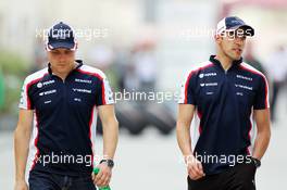 (L to R): Valtteri Bottas (FIN) Williams with team mate Pastor Maldonado (VEN) Williams FW35. 19.04.2013. Formula 1 World Championship, Rd 4, Bahrain Grand Prix, Sakhir, Bahrain, Practice Day