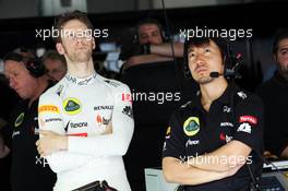 Romain Grosjean (FRA) Lotus F1 Team with Ayao Komatsu (JPN) Lotus F1 Team Race Engineer. 19.04.2013. Formula 1 World Championship, Rd 4, Bahrain Grand Prix, Sakhir, Bahrain, Practice Day