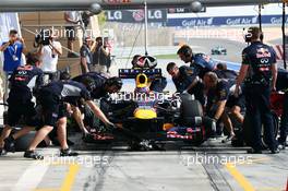 Mark Webber (AUS) Red Bull Racing RB9 practices a pit stop. 19.04.2013. Formula 1 World Championship, Rd 4, Bahrain Grand Prix, Sakhir, Bahrain, Practice Day