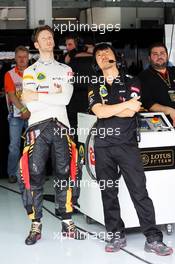 Romain Grosjean (FRA) Lotus F1 Team with Ayao Komatsu (JPN) Lotus F1 Team Race Engineer. 19.04.2013. Formula 1 World Championship, Rd 4, Bahrain Grand Prix, Sakhir, Bahrain, Practice Day