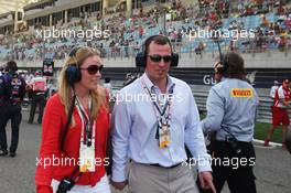 Peter Phillips (GBR) on the grid with his wife Autumn Phillips (CDN). 21.04.2013. Formula 1 World Championship, Rd 4, Bahrain Grand Prix, Sakhir, Bahrain, Race Day