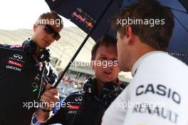 (L to R): Heikki Huovinen (FIN) Personal Trainer with Christian Horner (GBR) Red Bull Racing Team Principal and Sebastian Vettel (GER) Red Bull Racing on the grid. 21.04.2013. Formula 1 World Championship, Rd 4, Bahrain Grand Prix, Sakhir, Bahrain, Race Day
