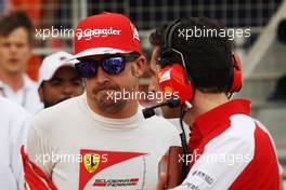 Fernando Alonso (ESP) Ferrari with Andrea Stella (ITA) Ferrari Race Engineer on the grid. 21.04.2013. Formula 1 World Championship, Rd 4, Bahrain Grand Prix, Sakhir, Bahrain, Race Day