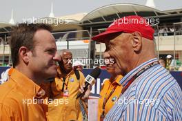 (L to R): Rubens Barrichello (BRA) Globo TV Presenter with Niki Lauda (AUT) Mercedes Non-Executive Chairman on the grid. 21.04.2013. Formula 1 World Championship, Rd 4, Bahrain Grand Prix, Sakhir, Bahrain, Race Day