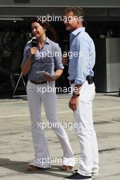 (L to R): Suzi Perry (GBR) BBC F1 Presenter with David Coulthard (GBR) Red Bull Racing and Scuderia Toro Advisor / BBC Television Commentator. 21.04.2013. Formula 1 World Championship, Rd 4, Bahrain Grand Prix, Sakhir, Bahrain, Race Day
