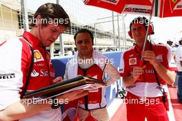 Rob Smedley (GBR) Ferrari Race Engineer and Felipe Massa (BRA) Ferrari on the grid. 21.04.2013. Formula 1 World Championship, Rd 4, Bahrain Grand Prix, Sakhir, Bahrain, Race Day