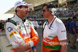 Adrian Sutil (GER) Sahara Force India F1 and Bradley Joyce (GBR) Sahara Force India F1 Race Engineer on the grid. 21.04.2013. Formula 1 World Championship, Rd 4, Bahrain Grand Prix, Sakhir, Bahrain, Race Day