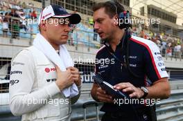 Valtteri Bottas (FIN) Williams on the grid with Jonathan Eddolls (GBR) Williams Race Engineer. 21.04.2013. Formula 1 World Championship, Rd 4, Bahrain Grand Prix, Sakhir, Bahrain, Race Day