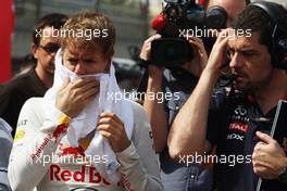 Sebastian Vettel (GER) Red Bull Racing with Guillaume Rocquelin (ITA) Red Bull Racing Race Engineer on the grid. 21.04.2013. Formula 1 World Championship, Rd 4, Bahrain Grand Prix, Sakhir, Bahrain, Race Day