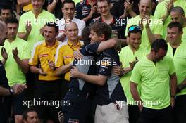 Race winner Sebastian Vettel (GER) Red Bull Racing celebrates with Christian Horner (GBR) Red Bull Racing Team Principal and the team. 21.04.2013. Formula 1 World Championship, Rd 4, Bahrain Grand Prix, Sakhir, Bahrain, Race Day