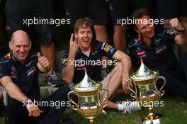 Adrian Newey (GBR) Red Bull Racing Chief Technical Officer with Sebastian Vettel (GER) Red Bull Racing and Christian Horner (GBR) Red Bull Racing Team Principal. 21.04.2013. Formula 1 World Championship, Rd 4, Bahrain Grand Prix, Sakhir, Bahrain, Race Day