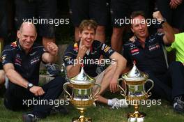 Adrian Newey (GBR) Red Bull Racing Chief Technical Officer with Sebastian Vettel (GER) Red Bull Racing and Christian Horner (GBR) Red Bull Racing Team Principal. 21.04.2013. Formula 1 World Championship, Rd 4, Bahrain Grand Prix, Sakhir, Bahrain, Race Day