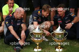 Adrian Newey (GBR) Red Bull Racing Chief Technical Officer with Sebastian Vettel (GER) Red Bull Racing and Christian Horner (GBR) Red Bull Racing Team Principal. 21.04.2013. Formula 1 World Championship, Rd 4, Bahrain Grand Prix, Sakhir, Bahrain, Race Day