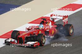 Fernando Alonso (ESP) Ferrari F138 locks up under braking. 21.04.2013. Formula 1 World Championship, Rd 4, Bahrain Grand Prix, Sakhir, Bahrain, Race Day