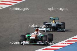 Paul di Resta (GBR) Sahara Force India VJM06 leads Lewis Hamilton (GBR) Mercedes AMG F1 W04. 21.04.2013. Formula 1 World Championship, Rd 4, Bahrain Grand Prix, Sakhir, Bahrain, Race Day