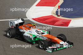 Adrian Sutil (GER) Sahara Force India VJM06 with a puncture at the start of the race. 21.04.2013. Formula 1 World Championship, Rd 4, Bahrain Grand Prix, Sakhir, Bahrain, Race Day