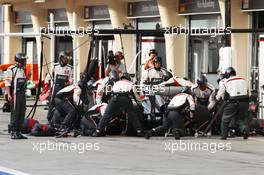 Nico Hulkenberg (GER) Sauber C32 makes a pit stop. 21.04.2013. Formula 1 World Championship, Rd 4, Bahrain Grand Prix, Sakhir, Bahrain, Race Day