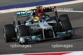 Lewis Hamilton (GBR) Mercedes AMG F1 W04 leads Kimi Raikkonen (FIN) Lotus F1 E21. 21.04.2013. Formula 1 World Championship, Rd 4, Bahrain Grand Prix, Sakhir, Bahrain, Race Day