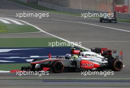 Romain Grosjean (FRA), Lotus F1 Team and Sergio Perez (MEX), McLaren Mercedes  21.04.2013. Formula 1 World Championship, Rd 4, Bahrain Grand Prix, Sakhir, Bahrain, Race Day