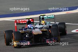 Daniel Ricciardo (AUS) Scuderia Toro Rosso STR8 leads Lewis Hamilton (GBR) Mercedes AMG F1 W04. 21.04.2013. Formula 1 World Championship, Rd 4, Bahrain Grand Prix, Sakhir, Bahrain, Race Day