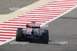 Jean-Eric Vergne (FRA) Scuderia Toro Rosso STR8 with a puncture. 21.04.2013. Formula 1 World Championship, Rd 4, Bahrain Grand Prix, Sakhir, Bahrain, Race Day