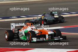 Paul di Resta (GBR) Sahara Force India VJM06 leads Lewis Hamilton (GBR) Mercedes AMG F1 W04. 21.04.2013. Formula 1 World Championship, Rd 4, Bahrain Grand Prix, Sakhir, Bahrain, Race Day