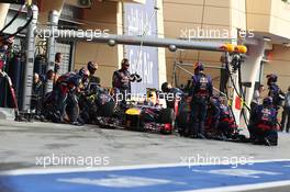 Mark Webber (AUS) Red Bull Racing RB9 makes a pit stop. 21.04.2013. Formula 1 World Championship, Rd 4, Bahrain Grand Prix, Sakhir, Bahrain, Race Day