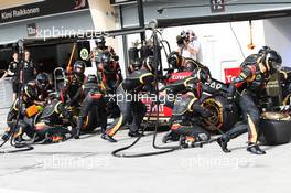 Kimi Raikkonen (FIN) Lotus F1 E21 makes a pit stop. 21.04.2013. Formula 1 World Championship, Rd 4, Bahrain Grand Prix, Sakhir, Bahrain, Race Day