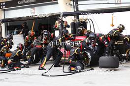 Romain Grosjean (FRA) Lotus F1 E21 makes a pit stop. 21.04.2013. Formula 1 World Championship, Rd 4, Bahrain Grand Prix, Sakhir, Bahrain, Race Day