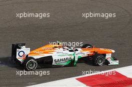 Adrian Sutil (GER) Sahara Force India VJM06 with a puncture at the start of the race. 21.04.2013. Formula 1 World Championship, Rd 4, Bahrain Grand Prix, Sakhir, Bahrain, Race Day