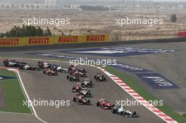 Nico Rosberg (GER) Mercedes AMG F1 W04 leads at the start of the race. 21.04.2013. Formula 1 World Championship, Rd 4, Bahrain Grand Prix, Sakhir, Bahrain, Race Day