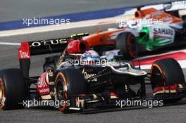 Romain Grosjean (FRA) Lotus F1 E21 leads Paul di Resta (GBR) Sahara Force India VJM06. 21.04.2013. Formula 1 World Championship, Rd 4, Bahrain Grand Prix, Sakhir, Bahrain, Race Day